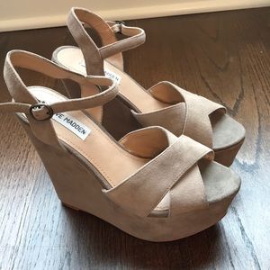 STEVE MADDEN GREY SUEDE WEDGES IN GREAT CONDITION